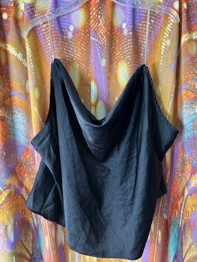 super cute black tank🦋